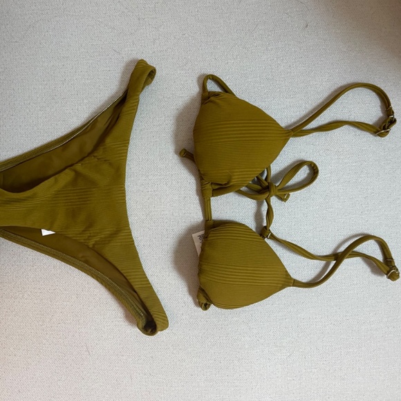 Vitamin A Gia Triangle Bikini - Picture 1 of 3